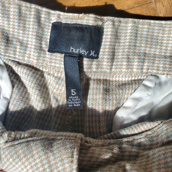 💥3 for $15💥 Hurley linen Bermuda shorts w/floral design on back - Picture 4 of 9